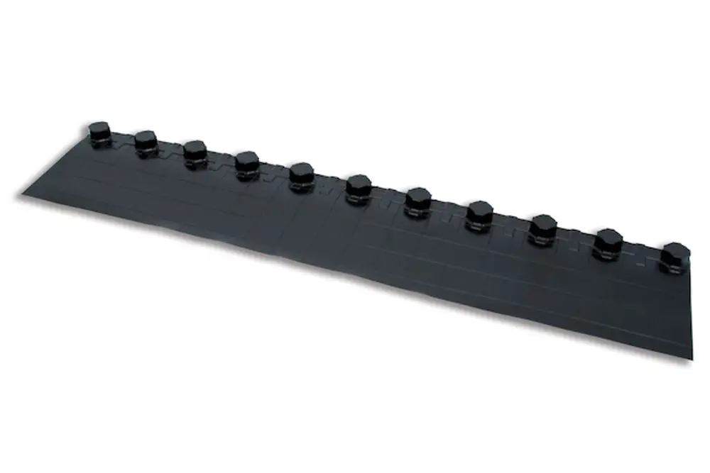 Schwarze Ausgleichsnoppenfolie mit mehreren Erhöhungen, die gleichmäßig verteilt sind. Produkt von Roth, geeignet zur Verwendung in verschiedenen Bauanwendungen.